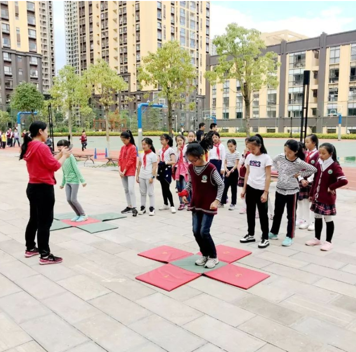 少儿十字跳垫的玩法?